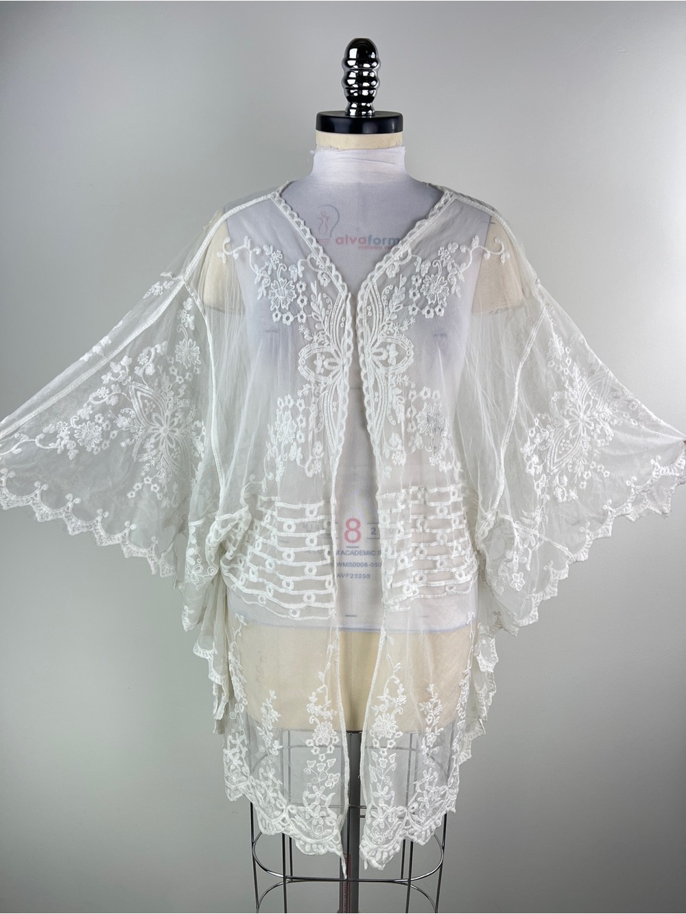 💚 3541. Sheer White Embroidered Lace Kimono